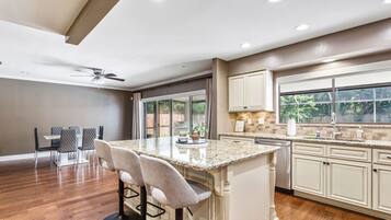 Kylskåp och grytor/köksredskap