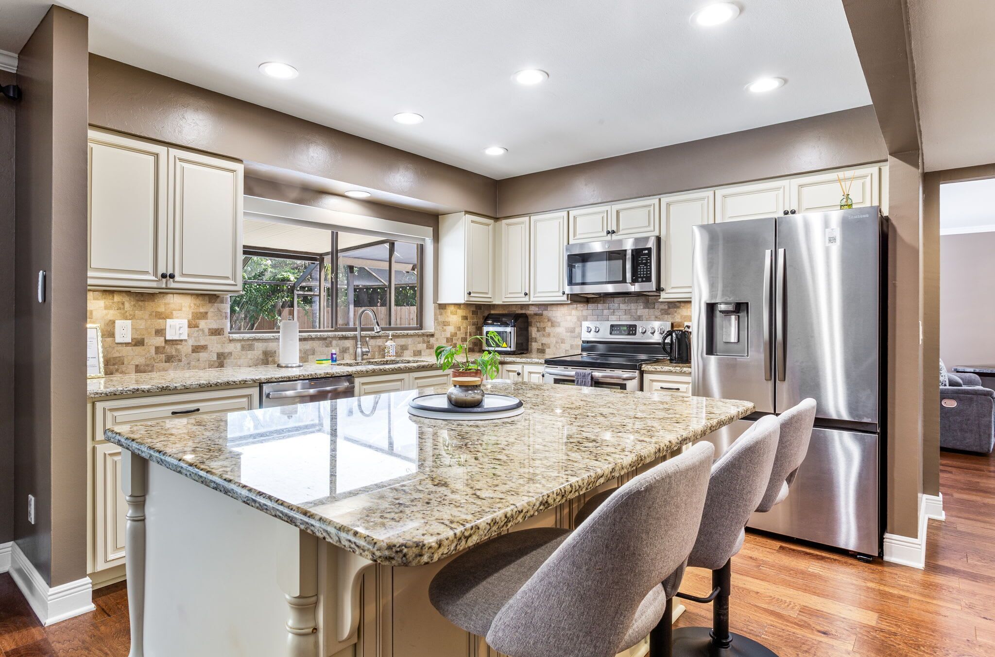 Kjøleskap og kjøkkenutstyr