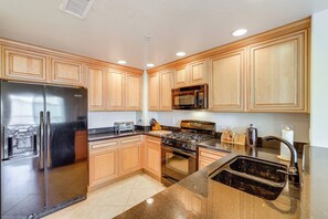 Interior - Phoenix Condo ~ 1 Mi to Desert Ridge Marketplace! (Phoenix)