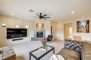 Interior - Phoenix Condo ~ 1 Mi to Desert Ridge Marketplace! (Phoenix)