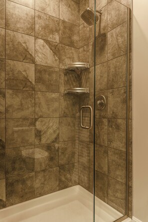 Shower, hair dryer, towels - Artist's loft off Mass St. (Lawrence)