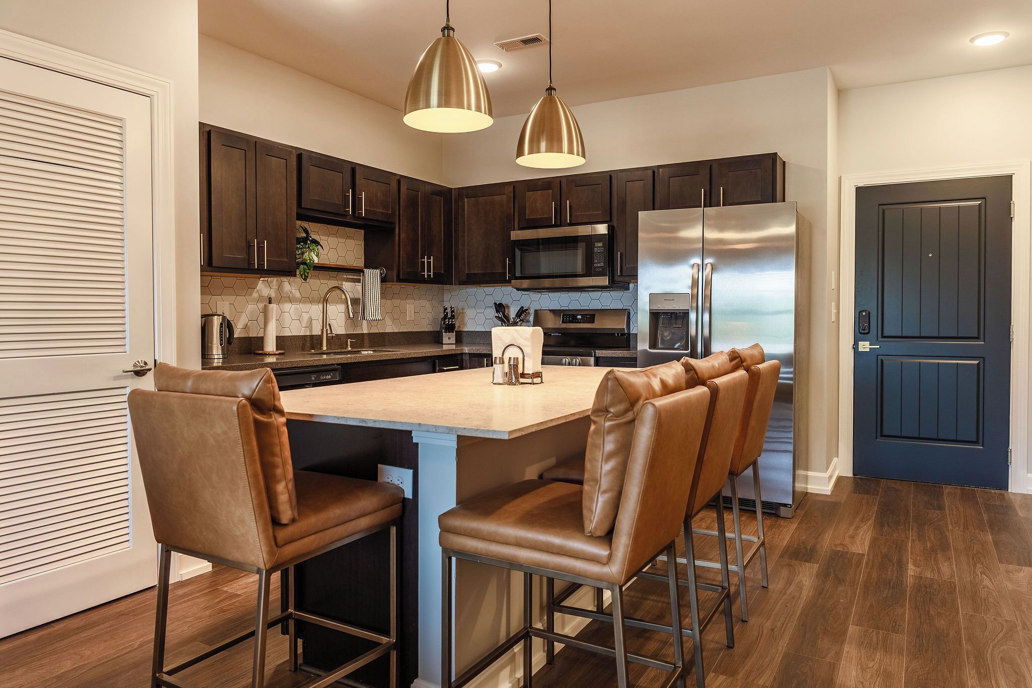 Jääkaappi, mikroaaltouuni, uuni, liesi