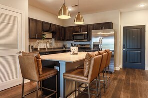 Een koelkast, een microgolfoven, een oven, een kookplaat