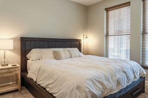 1 bedroom, desk, iron/ironing board, free WiFi - Artist's loft off Mass St. (Lawrence)