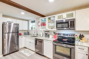 Apartment (1 Bedroom) | Interior - Modern Weaverville Apartment - Walk to Downtown! (Weaverville)