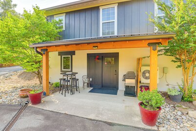 Walk to Downtown Weaverville: Quiet Apartment