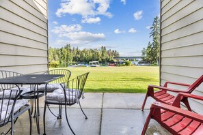 Outdoor dining - Waterfront Condo 5-Minute Walk to DT Bigfork (Bigfork)