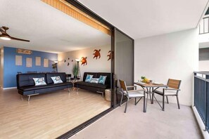 Un salon moderne avec un canapé, des fauteuils et une table à manger.