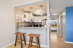 Kühlschrank, Ofen, Herdplatte, Wasserkocher mit Kaffee-/Teezubehör