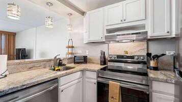 Fridge, oven, stovetop, coffee/tea maker