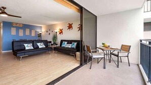 Una sala moderna con un sofá, sillas y una mesa de comedor.
