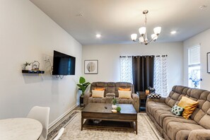 Apartment (4 Bedrooms) | Interior - Frederick Townhome w/ Balcony, Close to Parks! (Frederick)