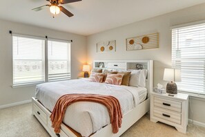 Apartment (4 Bedrooms) | Interior - Frederick Townhome w/ Balcony, Close to Parks! (Frederick)