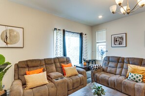 Apartment (4 Bedrooms) | Interior - Frederick Townhome w/ Balcony, Close to Parks! (Frederick)