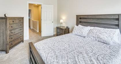 Greensboro Townhome w/ Fire Pit < 1 Mi to Downtown