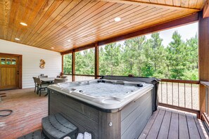 Interior - Luxe Broken Bow Home w/ Hot Tub & Fire Pit! (Broken Bow)