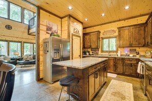 Interior - Broken Bow Cabin Near Choctaw Casino: Hot Tub! (Broken Bow)