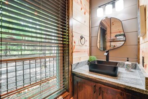 Interior - Broken Bow Cabin Near Choctaw Casino: Hot Tub! (Broken Bow)