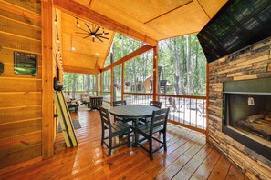 Interior - Broken Bow Cabin Near Choctaw Casino: Hot Tub! (Broken Bow)