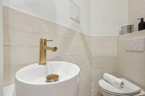 Dusj, hårføner, håndklær og sjampo