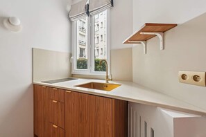 Kjøleskap, kokeplater, kaffetrakter/tekoker og vannkoker