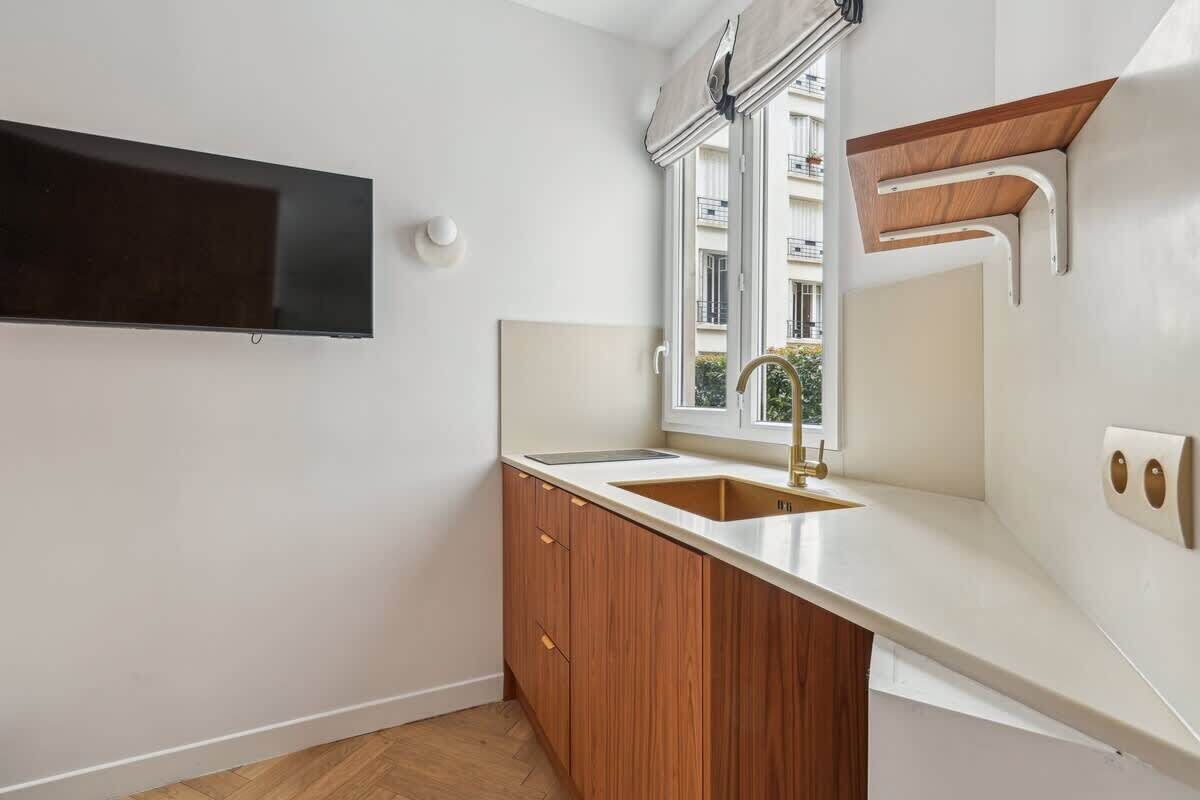 Refrigerador, parrilla de estufa, cafetera y tetera y tetera eléctrica 