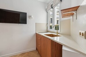 Kjøleskap, kokeplater, kaffetrakter/tekoker og vannkoker