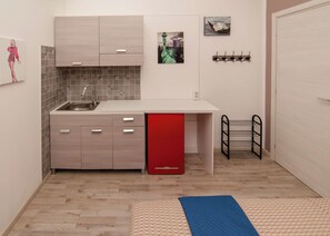 Chambre, 1 grand lit, non-fumeurs, salle de bains privée | Cuisine privée | Mini réfrigérateur