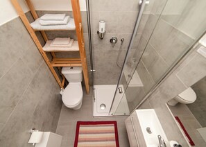 Chambre, 1 grand lit, non-fumeurs, salle de bains privée | Salle de bain | Douche, sÚche-cheveux, serviettes fournies, savon