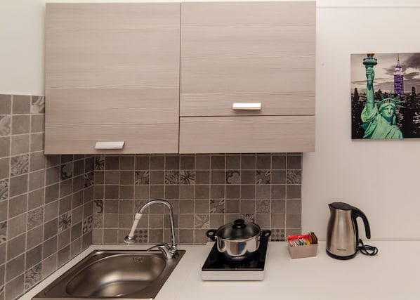 Chambre, 1 grand lit, non-fumeurs, salle de bains privée | Cuisine privée | Mini réfrigérateur