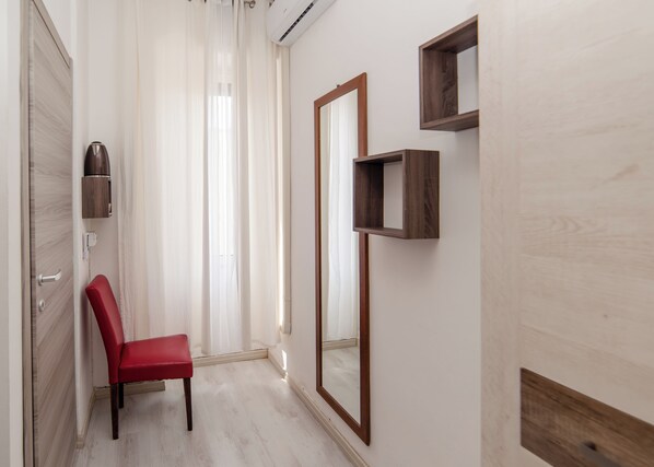 Room, Non Smoking, Private Bathroom | Laptop workspace, free WiFi, bed sheets - Carramba Che Room (Cagliari)