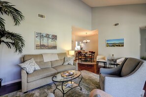 Smart TV - Sunset Rentals- 3338 Lake Forest (Hilton Head Island)