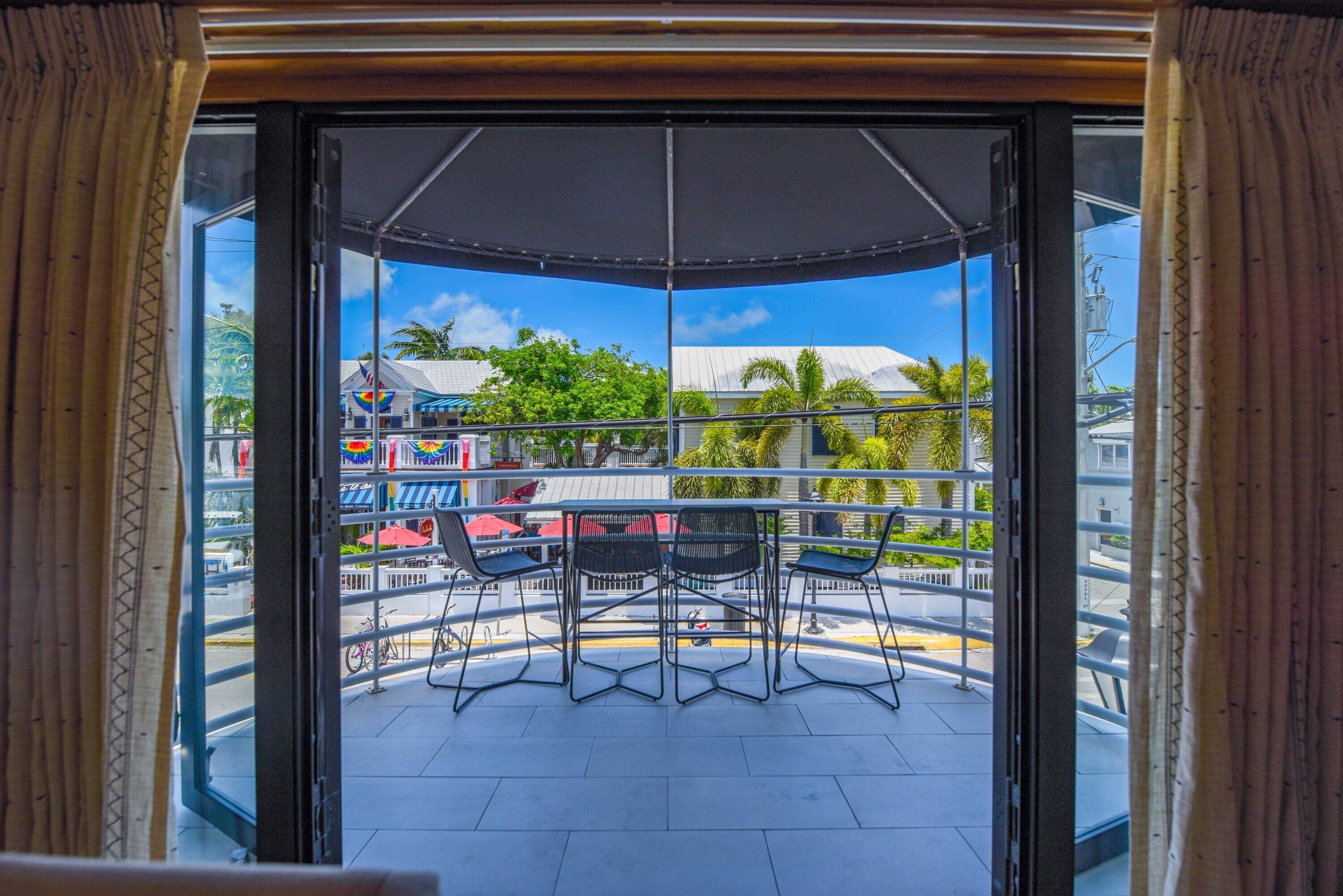 New! The Green Pineapple - Balcony on Duval!