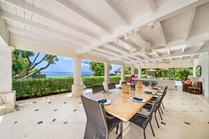 Villa, 4 habitaciones | Restaurante al aire libre