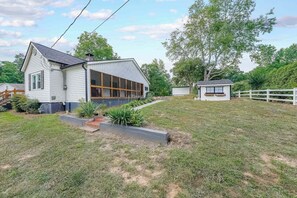 Casa, 2 camas Queen size, chimenea, vista al jardín (Kennesaw Cottage) | Vista desde la habitación