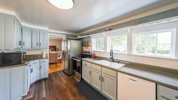 House, Multiple Beds, Fireplace, Garden View (Kennesaw Cottage) | Private kitchen | Fridge, microwave, coffee/tea maker, cookware/dishes/utensils