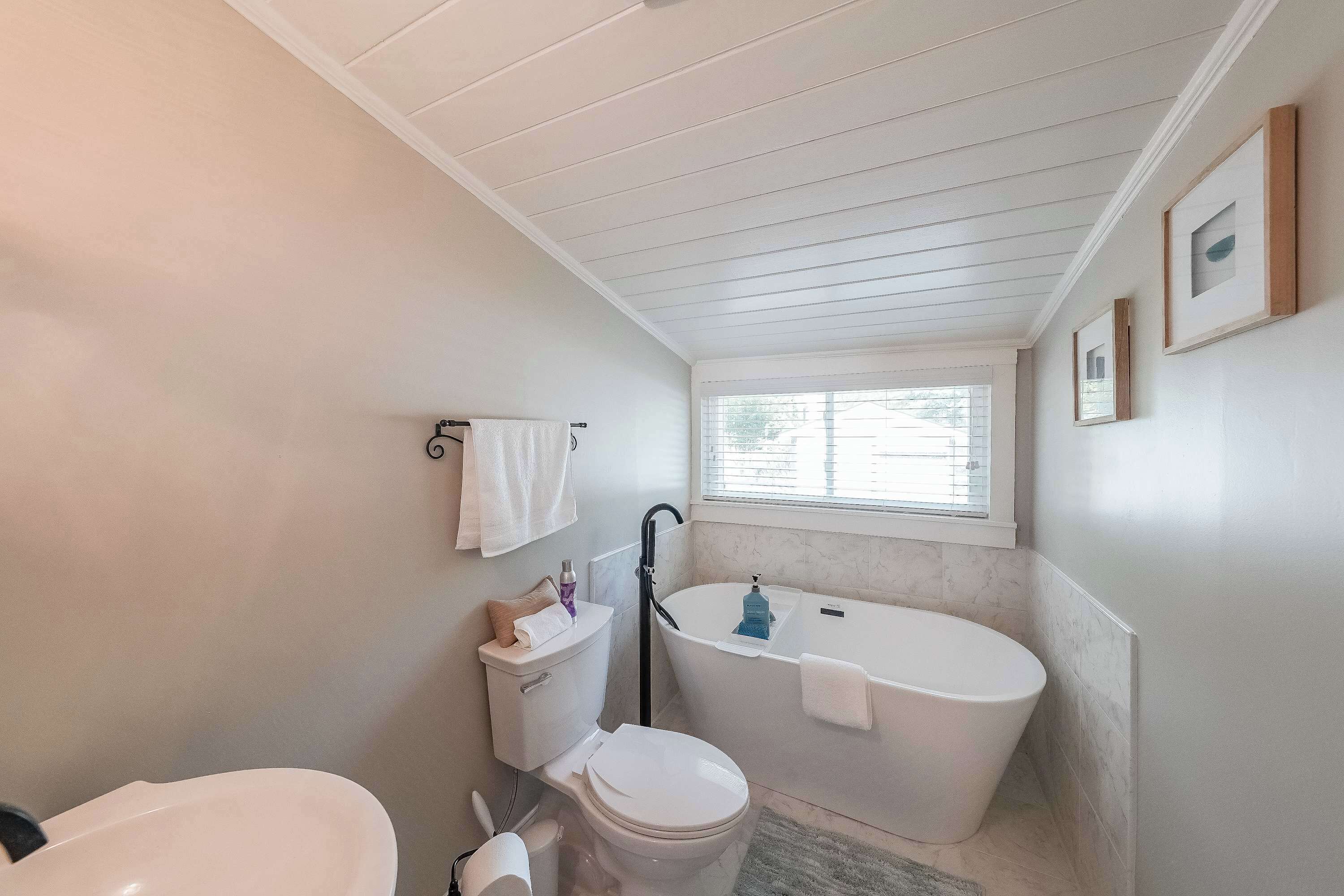 House, Multiple Beds, Fireplace, Garden View (Kennesaw Cottage) | Bathroom | Towels