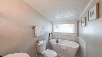 House, Multiple Beds, Fireplace, Garden View (Kennesaw Cottage) | Bathroom | Towels