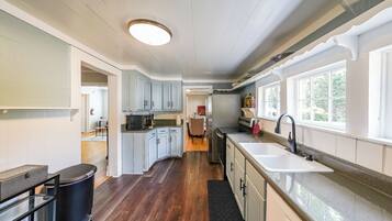 House, 2 Queen Beds, Patio, Garden View (Kennesaw Cottage) | Private kitchen | Fridge, microwave, oven, stovetop