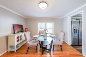 Casa, 2 camas Queen size, chimenea, vista al jardín (Kennesaw Cottage) | Restaurantes