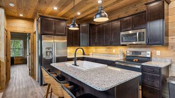 Cabin, 2 Bedrooms | Private kitchen | Fridge, oven, coffee/tea maker, toaster