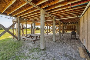 Outdoor dining - Sea View Cottage - 110 Ponce De Leon 3 Bedroom Home by RedAwning (Dauphin Island)