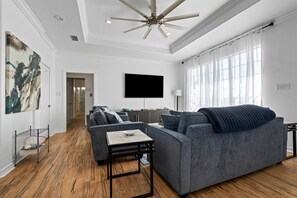 Televisión, reproductor de DVD, libros