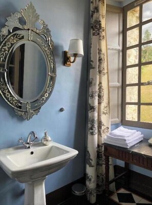 Hårføner, håndklær og toalettpapir