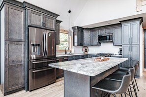 Fridge, microwave, oven, stovetop - The Best Mountain Views! You can't stop looking at them! (Hanover)