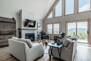 Smart TV, fireplace, video games, DVD player - The Best Mountain Views! You can't stop looking at them! (Hanover)
