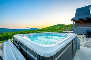 Outdoor spa tub - The Best Mountain Views! You can't stop looking at them! (Hanover)