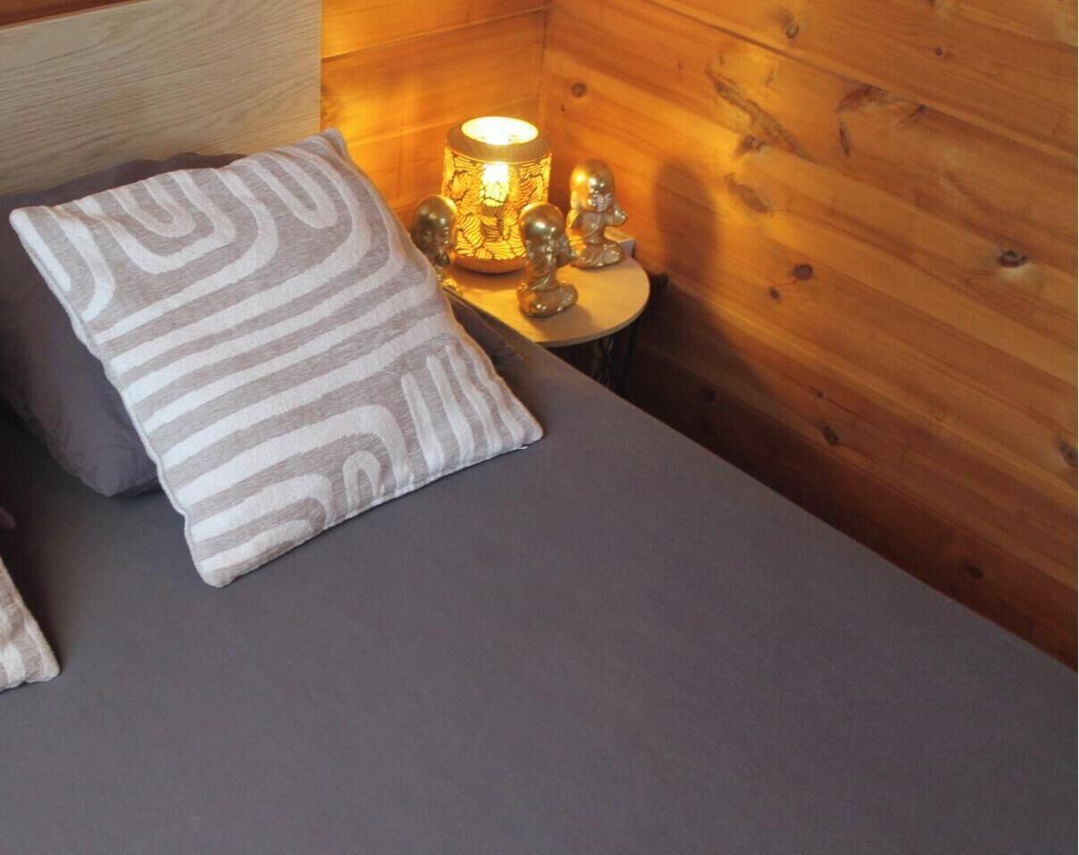 2 bedrooms, travel cot, free WiFi, bed sheets