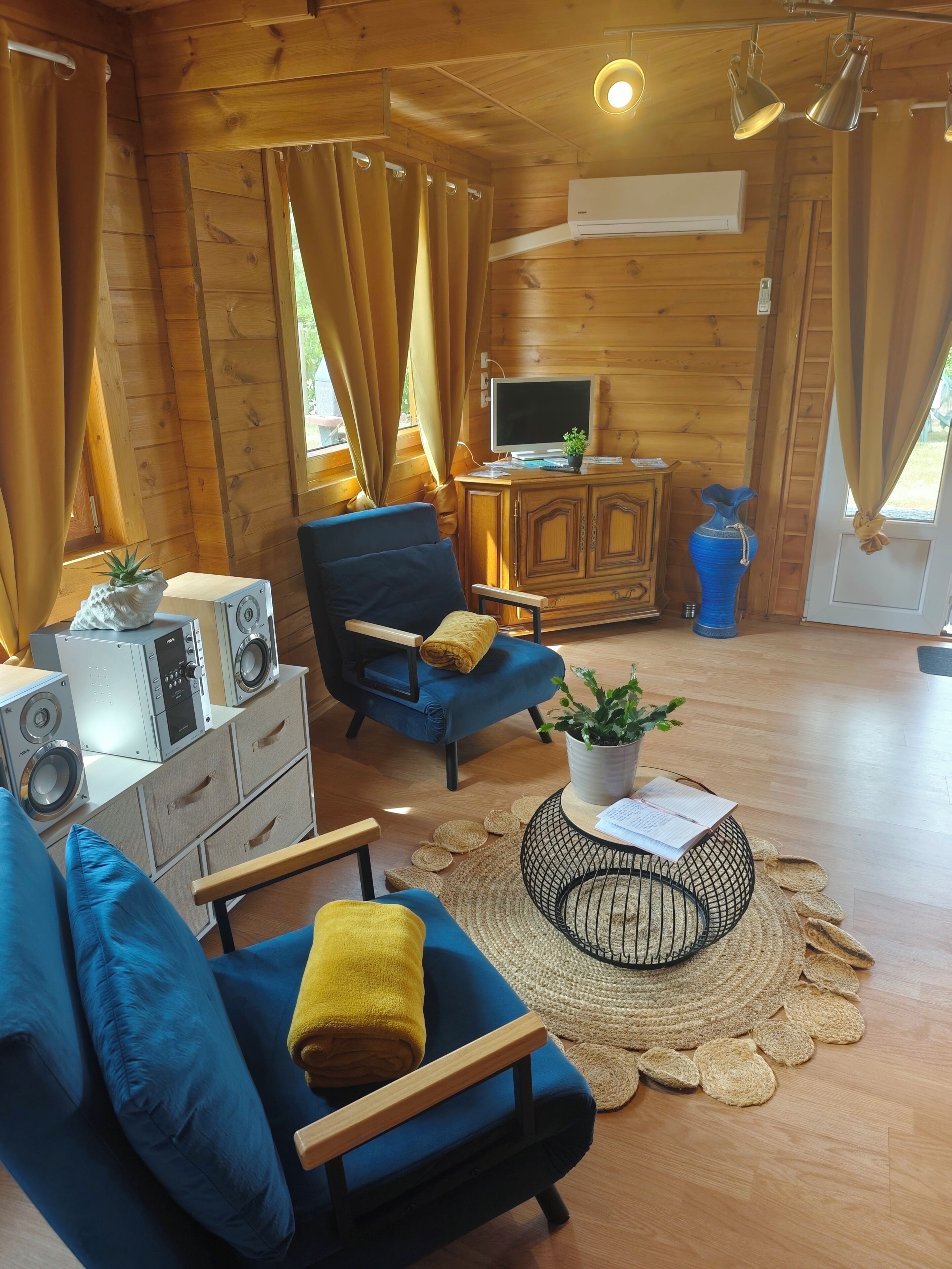 Télévision, livres, chaîne hi-fi