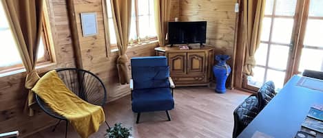 Een televisie, boeken en een stereo